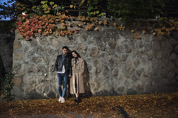 포토 JPG 전신 커플 여자 남자 데이트 거리 서기 20대 성인 야외 두명 앞모습 기댐 다정 한국인 가을 야간 돌담길 성인만 국내포토 자연요소 계절 길 뷰포인트 컨셉 관계 모션 돌담 사람 동양인 청년 파일형식