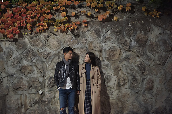 포토 JPG 커플 여자 남자 데이트 거리 서기 상반신 20대 성인 야외 두명 앞모습 마주보기 손잡기 다정 한국인 가을 야간 돌담길 성인만 국내포토 자연요소 계절 길 뷰포인트 컨셉 관계 모션 돌담 사람 동양인 청년 파일형식