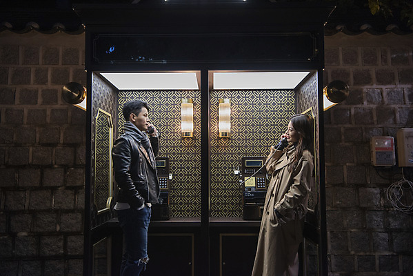 포토 JPG 커플 여자 남자 데이트 조명 거리 서기 상반신 20대 성인 야외 두명 옆모습 빛 다정 한국인 가을 야간 통화 인사동 성인만 국내포토 자연요소 계절 뷰포인트 컨셉 관계 모션 서울 사람 동양인 청년 파일형식