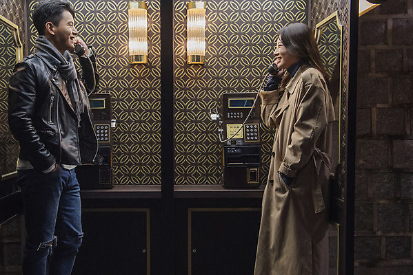 포토 JPG 커플 여자 남자 데이트 조명 거리 서기 미소 상반신 20대 성인 야외 두명 옆모습 빛 다정 한국인 가을 야간 통화 인사동 성인만 국내포토 자연요소 계절 뷰포인트 컨셉 관계 모션 서울 표정 사람 동양인 청년 파일형식