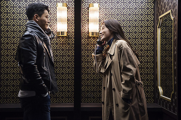 포토 JPG 커플 여자 남자 데이트 조명 거리 서기 미소 상반신 20대 성인 야외 두명 옆모습 빛 다정 한국인 가을 야간 통화 인사동 성인만 국내포토 자연요소 계절 뷰포인트 컨셉 관계 모션 서울 표정 사람 동양인 청년 파일형식