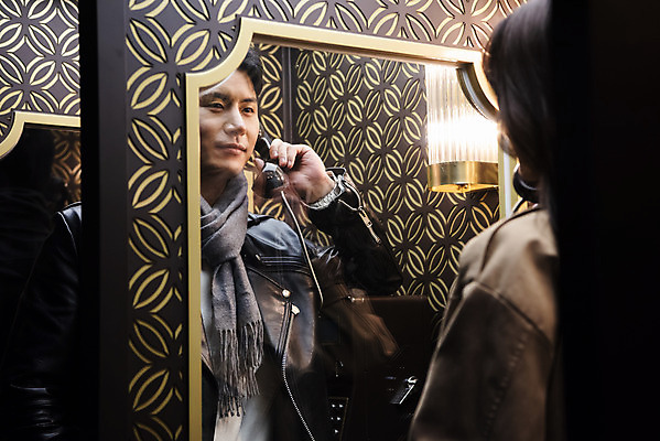 포토 JPG 커플 여자 남자 데이트 조명 거리 서기 상반신 20대 성인 야외 두명 앞모습 옆모습 빛 마주보기 다정 한국인 가을 야간 통화 인사동 성인만 국내포토 자연요소 계절 뷰포인트 컨셉 관계 모션 서울 사람 동양인 청년 파일형식