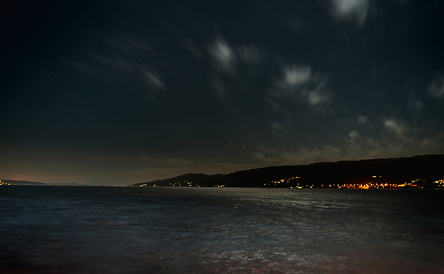 포토 JPG 해외이미지 구름 유럽 바다 여행 비즈니스 건축양식 자연 하늘 전등 노르웨이 풍경 사람없음 야외 건물 물 파란색 빛 도시풍경 반사 항구 일몰 새벽 달 도시 보트 도심 야간 달빛 상업 장노출 암초 스카이라인 스칸디나비아 해외202008 해외포토 자연요소 건축물 건축 나라 컬러 배_교통 교통시설 조명 촬영기법 노을 생태계 파일형식