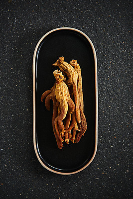 포토 JPG 스튜디오촬영 접시 회색배경 건조 실내 건강 사람없음 하이앵글 한의학 약재 건강식품 면역력 홍삼 플랫레이 국내포토 식기 음식 뷰포인트 백그라운드 의학 내부 약 회색 삼 플랫 파일형식