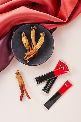 포토 JPG 스튜디오촬영 접시 건조 실내 건강 선물 사람없음 하이앵글 한의학 약재 천 건강식품 면역력 홍삼 플랫레이 분홍색배경 국내포토 식기 음식 뷰포인트 분홍색 백그라운드 의학 내부 약 직물 삼 플랫 파일형식