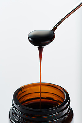 포토 JPG 스튜디오촬영 건조 실내 건강 사람없음 숟가락 한의학 약재 병 흰배경 건강식품 면역력 홍삼 진액 홍삼진액 국내포토 식기 음식 백그라운드 의학 수저 내부 약 흰색 액체 삼 파일형식