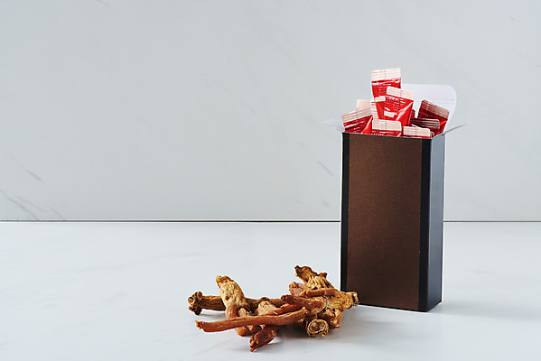 포토 JPG 스튜디오촬영 건조 실내 건강 선물 사람없음 한의학 약재 흰배경 건강식품 면역력 홍삼 국내포토 음식 백그라운드 의학 내부 약 흰색 삼 파일형식