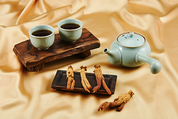 포토 JPG 스튜디오촬영 주전자 건조 실내 건강 사람없음 한의학 약재 찻잔 찻주전자 천 건강식품 노란배경 면역력 홍삼 국내포토 음식 백그라운드 의학 주방용품 잔 내부 약 노란색 직물 삼 파일형식