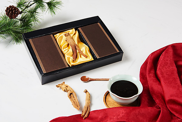 포토 JPG 스튜디오촬영 건조 실내 건강 선물 사람없음 한의학 약재 천 흰배경 솔방울 건강식품 선물세트 면역력 홍삼 진액 홍삼진액 국내포토 음식 백그라운드 의학 내부 약 흰색 직물 액체 삼 파일형식