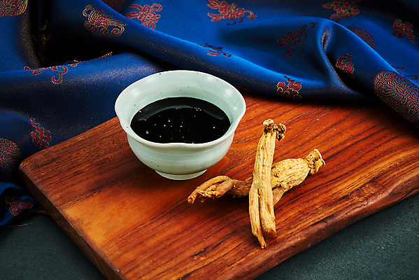 포토 JPG 스튜디오촬영 건조 실내 건강 사람없음 한의학 약재 천 건강식품 나무도마 면역력 홍삼 진액 홍삼진액 국내포토 음식 의학 도마 내부 목재 약 직물 액체 삼 파일형식