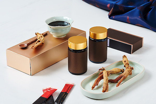 포토 JPG 스튜디오촬영 건조 실내 건강 선물 사람없음 한의학 약재 병 천 흰배경 건강식품 선물세트 면역력 홍삼 진액 홍삼진액 국내포토 식기 음식 백그라운드 의학 내부 약 흰색 직물 액체 삼 파일형식