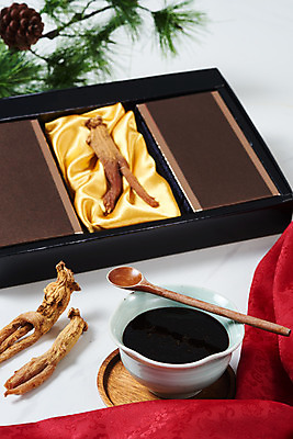 포토 JPG 스튜디오촬영 건조 실내 건강 선물 사람없음 한의학 약재 천 흰배경 건강식품 면역력 홍삼 진액 홍삼진액 국내포토 음식 백그라운드 의학 내부 약 흰색 직물 액체 삼 파일형식