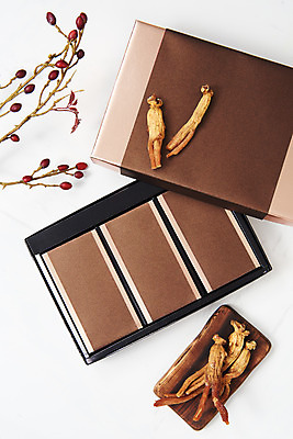 포토 JPG 스튜디오촬영 건조 실내 건강 선물 사람없음 하이앵글 한의학 약재 나뭇가지 흰배경 건강식품 선물세트 면역력 홍삼 플랫레이 국내포토 나무 음식 뷰포인트 백그라운드 의학 내부 약 흰색 삼 플랫 파일형식