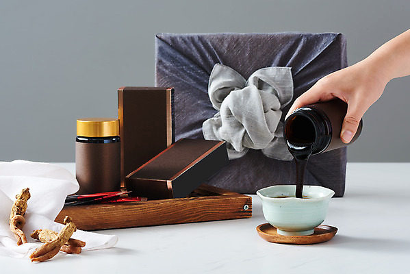 포토 JPG 스튜디오촬영 손 여자 40대 회색배경 건조 실내 건강 선물포장 한명 신체부위 한의학 한국인 약재 병 건강식품 면역력 홍삼 진액 홍삼진액 국내포토 1 식기 음식 중년 백그라운드 포장 의학 선물 사람 동양인 내부 약 회색 액체 삼 파일형식