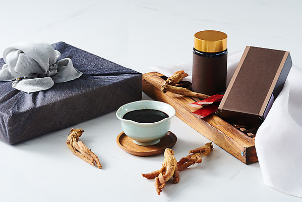 포토 JPG 스튜디오촬영 건조 실내 건강 선물포장 사람없음 한의학 약재 병 천 보따리 흰배경 건강식품 면역력 홍삼 진액 홍삼진액 국내포토 식기 음식 백그라운드 포장 의학 선물 내부 약 흰색 직물 액체 삼 파일형식