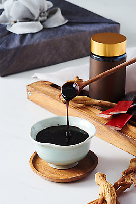 포토 JPG 스튜디오촬영 건조 실내 건강 선물포장 사람없음 한의학 약재 병 천 보따리 흰배경 건강식품 면역력 홍삼 진액 홍삼진액 국내포토 식기 음식 백그라운드 포장 의학 선물 내부 약 흰색 직물 액체 삼 파일형식