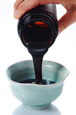 포토 JPG 스튜디오촬영 손 여자 40대 건조 실내 건강 한명 신체부위 한의학 한국인 약재 병 흰배경 건강식품 면역력 홍삼 진액 홍삼진액 국내포토 1 식기 음식 중년 백그라운드 의학 사람 동양인 내부 약 흰색 액체 삼 파일형식