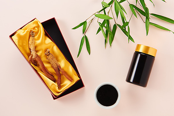 포토 JPG 스튜디오촬영 건조 실내 건강 선물 사람없음 하이앵글 한의학 약재 나뭇가지 병 건강식품 선물세트 면역력 홍삼 플랫레이 분홍색배경 진액 홍삼진액 국내포토 나무 식기 음식 뷰포인트 분홍색 백그라운드 의학 내부 약 액체 삼 플랫 파일형식