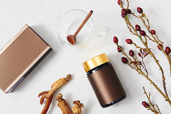 포토 JPG 스튜디오촬영 건조 실내 건강 선물 사람없음 컵 하이앵글 한의학 약재 나뭇가지 병 흰배경 건강식품 선물세트 면역력 홍삼 플랫레이 국내포토 나무 식기 음식 뷰포인트 백그라운드 의학 내부 약 흰색 삼 플랫 파일형식