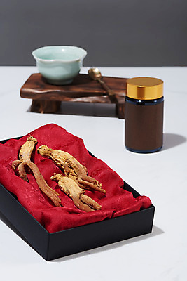 포토 JPG 스튜디오촬영 건조 실내 건강 선물 사람없음 한의학 약재 병 흰배경 건강식품 면역력 홍삼 국내포토 식기 음식 백그라운드 의학 내부 약 흰색 삼 파일형식