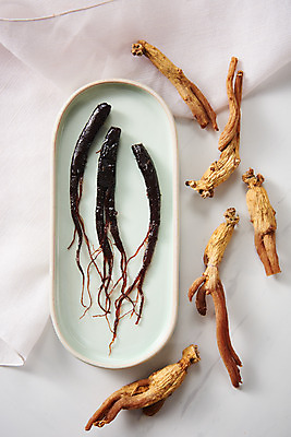 포토 JPG 스튜디오촬영 건조 실내 건강 사람없음 하이앵글 한의학 약재 천 흰배경 건강식품 면역력 홍삼 플랫레이 홍삼정과 국내포토 음식 뷰포인트 백그라운드 의학 내부 약 흰색 직물 삼 플랫 파일형식 정과