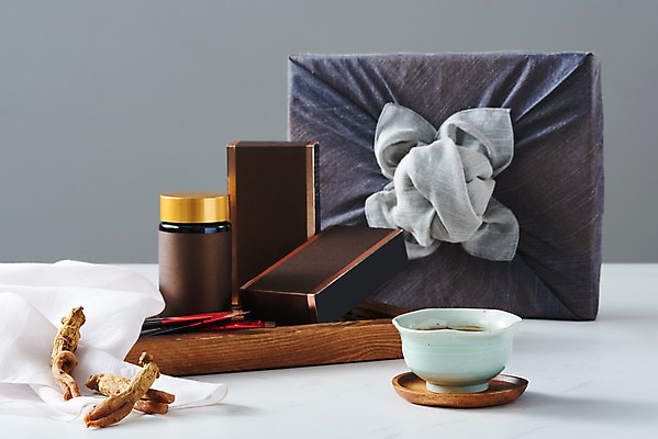 포토 JPG 스튜디오촬영 회색배경 건조 실내 건강 선물포장 사람없음 한의학 약재 병 찻잔 보따리 건강식품 면역력 홍삼 진액 홍삼진액 국내포토 식기 음식 백그라운드 포장 의학 잔 선물 내부 약 회색 액체 삼 파일형식