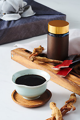 포토 JPG 스튜디오촬영 건조 실내 건강 선물포장 사람없음 한의학 약재 병 보따리 흰배경 건강식품 면역력 홍삼 진액 홍삼진액 국내포토 식기 음식 백그라운드 포장 의학 선물 내부 약 흰색 액체 삼 파일형식