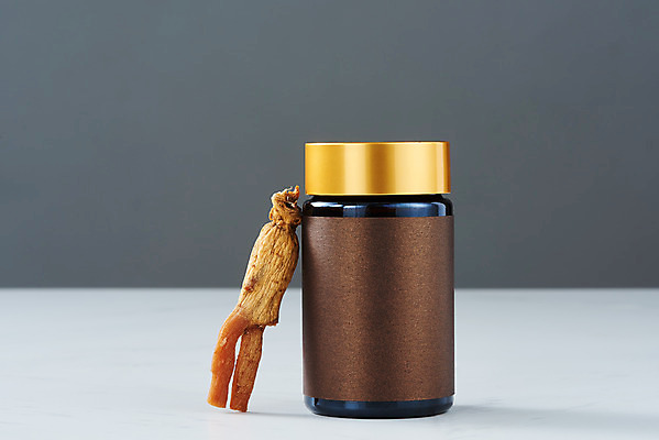 포토 JPG 스튜디오촬영 회색배경 건조 실내 건강 선물 사람없음 한의학 약재 병 건강식품 면역력 홍삼 국내포토 식기 음식 백그라운드 의학 내부 약 회색 삼 파일형식