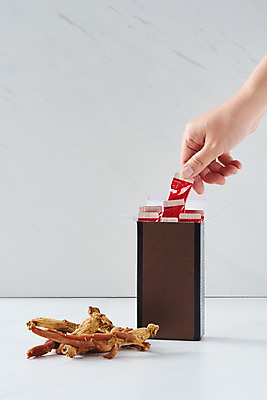 포토 JPG 스튜디오촬영 손 여자 40대 건조 실내 건강 선물 한명 신체부위 한의학 한국인 약재 흰배경 건강식품 면역력 홍삼 국내포토 1 음식 중년 백그라운드 의학 사람 동양인 내부 약 흰색 삼 파일형식