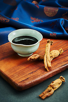 포토 JPG 스튜디오촬영 건조 실내 건강 근접촬영 사람없음 한의학 약재 천 건강식품 나무도마 면역력 홍삼 진액 홍삼진액 국내포토 음식 뷰포인트 의학 도마 내부 목재 약 직물 액체 삼 파일형식