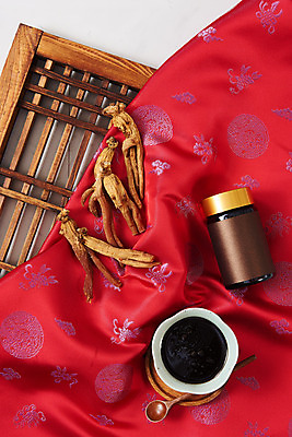 포토 JPG 스튜디오촬영 건조 실내 건강 사람없음 빨간색 하이앵글 한의학 약재 병 건강식품 면역력 홍삼 플랫레이 진액 홍삼진액 국내포토 식기 음식 뷰포인트 컬러 의학 내부 약 액체 삼 플랫 파일형식