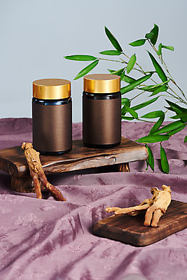 포토 JPG 스튜디오촬영 건조 실내 건강 선물 사람없음 보라색 한의학 약재 나뭇가지 병 천 건강식품 나무도마 면역력 홍삼 국내포토 나무 식기 음식 컬러 의학 도마 내부 목재 약 직물 삼 파일형식