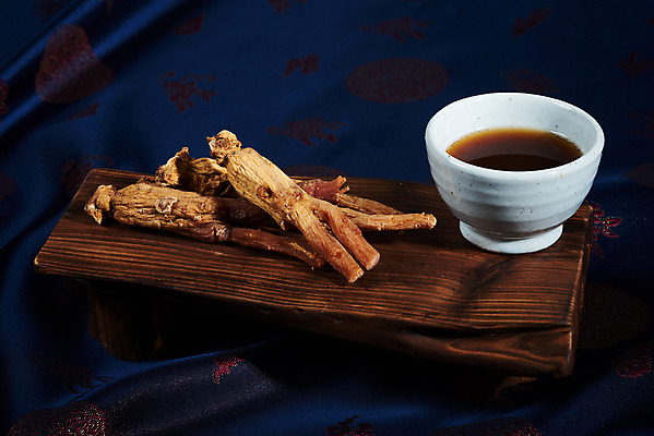 포토 JPG 스튜디오촬영 건조 실내 건강 사람없음 한의학 약재 찻잔 파란배경 건강식품 나무도마 면역력 홍삼 국내포토 음식 백그라운드 의학 잔 도마 내부 목재 파란색 약 삼 파일형식