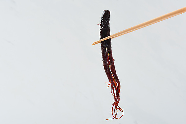 포토 JPG 스튜디오촬영 젓가락 건조 실내 건강 사람없음 한의학 약재 흰배경 건강식품 면역력 홍삼 홍삼정과 국내포토 음식 백그라운드 의학 수저 내부 약 흰색 삼 파일형식 정과