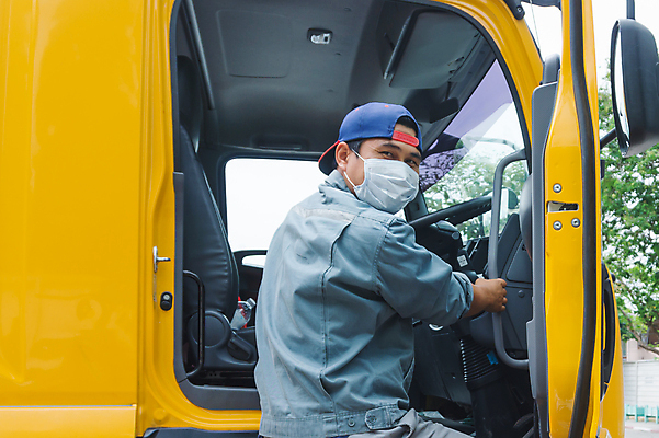 포토 JPG 해외이미지 남자 교통시설 자동차 태국 노동자 거리 건강 가면 한명 안전 사람 동양인 건강관리 중국 고통 트럭 운전사 바이러스 닫기 보호 질병 큼 속도 감염 짐차 트레일러 그만 인플루엔자 전염병 캡모자 필터 해외202008 해외포토 직업 모자_잡화 1 감정 아시아 육상교통 교통 컨셉 의학 모션 관리 인종 크기 시설 파일형식