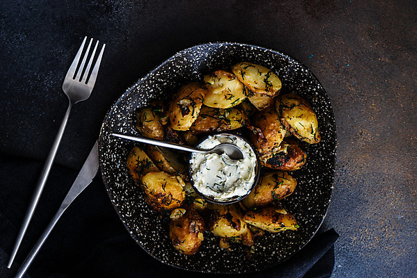 포토 JPG 해외이미지 식기 접시 유럽 음식 백그라운드 채소 탁자 감자 요리 사람없음 튀김 바위 시골 사발 허브 향신료 딜 해로움 카피스페이스 해외202008 해외포토 식물 나라 가구 컨셉 공백 돌_바위 사기그릇 향미료 파일형식