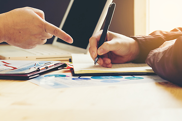 포토 JPG 해외이미지 교육 종이 컨셉 일러스트 비즈니스 통신 통계 탁자 성공 회의 대화 협상 사람없음 금융 노트북 자료 방 정보 업무 비즈니스맨 발표 플랫 결과 계획 토론 수집 보고서 문서 개발 경영 방법 브레인스토밍 해외202008 해외포토 남자 가구 말하기 경제 전자제품 작업 직장인 파일형식