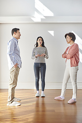 포토 JPG 전신 여자 남자 딸 중년 50대 가족 엄마 실내 서기 성인 앞모습 옆모습 세명 30대 부모 팔짱 한국인 분노 자녀 아빠 싸움 부부싸움 갈등 잔소리 갱년기 국내포토 부부 감정 뷰포인트 관계 모션 사람 동양인 내부 장년 증상 파일형식