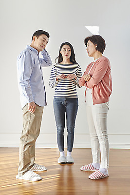 포토 JPG 전신 여자 남자 딸 중년 50대 가족 엄마 실내 서기 성인 앞모습 옆모습 세명 30대 부모 팔짱 한국인 분노 자녀 아빠 싸움 부부싸움 갈등 잔소리 갱년기 국내포토 부부 감정 뷰포인트 관계 모션 사람 동양인 내부 장년 증상 파일형식