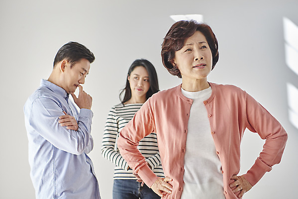 포토 JPG 여자 남자 딸 중년 50대 허리손 가족 엄마 실내 서기 상반신 성인 앞모습 옆모습 세명 30대 부모 한국인 분노 자녀 아빠 싸움 부부싸움 갈등 잔소리 갱년기 국내포토 부부 감정 뷰포인트 포즈 관계 모션 사람 동양인 내부 장년 증상 파일형식