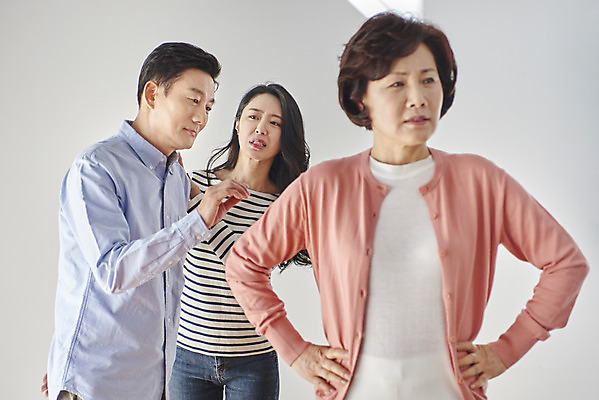 포토 JPG 여자 남자 딸 중년 50대 허리손 가족 엄마 실내 서기 상반신 성인 앞모습 옆모습 세명 30대 부모 한국인 분노 자녀 아빠 싸움 부부싸움 갈등 잔소리 갱년기 국내포토 부부 감정 뷰포인트 포즈 관계 모션 사람 동양인 내부 장년 증상 파일형식