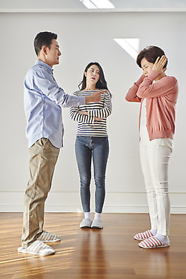 포토 JPG 전신 여자 남자 딸 중년 50대 가족 엄마 실내 서기 성인 앞모습 옆모습 세명 30대 부모 한국인 분노 자녀 아빠 싸움 부부싸움 갈등 잔소리 국내포토 부부 감정 뷰포인트 관계 모션 사람 동양인 내부 장년 파일형식