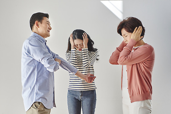 포토 JPG 여자 남자 딸 중년 50대 가족 엄마 실내 서기 상반신 성인 앞모습 옆모습 세명 30대 부모 한국인 분노 자녀 아빠 귀막기 싸움 부부싸움 갈등 잔소리 국내포토 부부 감정 뷰포인트 관계 모션 사람 동양인 손짓 내부 장년 파일형식