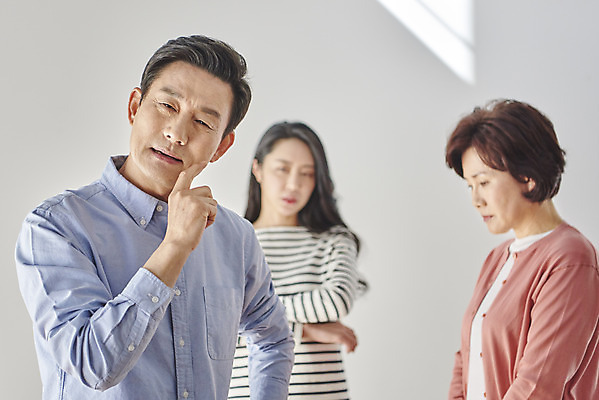 포토 JPG 여자 남자 딸 중년 50대 가족 엄마 실내 서기 상반신 성인 앞모습 옆모습 아웃포커스 세명 30대 부모 한국인 분노 자녀 아빠 싸움 부부싸움 갈등 잔소리 국내포토 부부 감정 뷰포인트 관계 모션 촬영기법 사람 동양인 내부 장년 파일형식