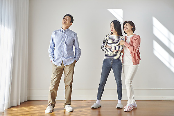 포토 JPG 전신 여자 남자 딸 중년 50대 가족 엄마 실내 서기 성인 앞모습 세명 30대 부모 한국인 분노 자녀 아빠 싸움 갈등 잔소리 왕따 국내포토 감정 뷰포인트 관계 모션 사람 동양인 내부 장년 파일형식