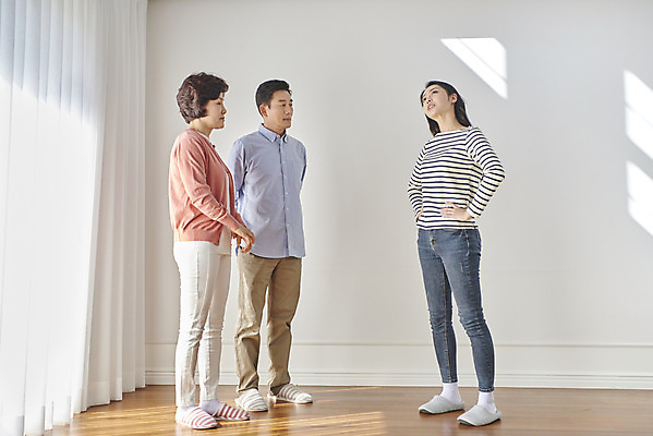 포토 JPG 전신 여자 남자 딸 중년 50대 허리손 가족 엄마 실내 서기 성인 옆모습 세명 30대 부모 한국인 분노 자녀 아빠 싸움 갈등 잔소리 국내포토 감정 뷰포인트 포즈 관계 모션 사람 동양인 내부 장년 파일형식