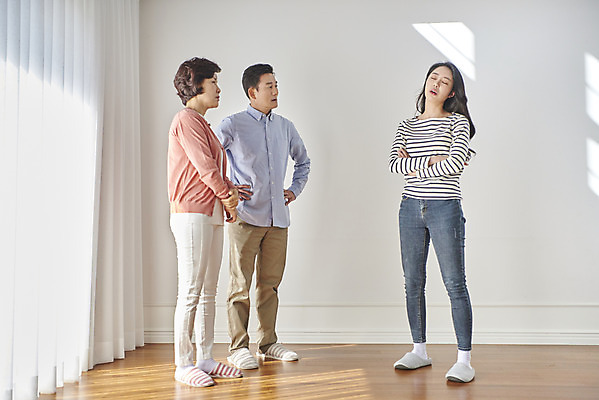 포토 JPG 전신 여자 남자 딸 중년 50대 허리손 가족 엄마 실내 서기 성인 앞모습 옆모습 세명 30대 부모 한국인 분노 자녀 아빠 싸움 갈등 잔소리 국내포토 감정 뷰포인트 포즈 관계 모션 사람 동양인 내부 장년 파일형식