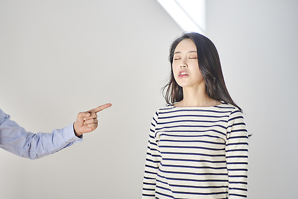 포토 JPG 손 여자 남자 딸 중년 50대 가족 실내 성인 두명 앞모습 신체부위 30대 한국인 분노 짜증 자녀 아빠 싸움 갈등 잔소리 삿대질 부녀 국내포토 감정 뷰포인트 관계 모션 사람 동양인 손짓 내부 장년 파일형식