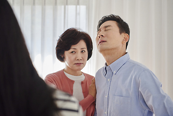 포토 JPG 여자 남자 딸 중년 50대 가족 엄마 실내 서기 상반신 성인 앞모습 뒷모습 세명 30대 부모 한국인 분노 자녀 아빠 싸움 갈등 잔소리 국내포토 감정 뷰포인트 관계 모션 사람 동양인 내부 장년 파일형식