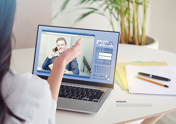 PSD 서양인 외국인 편집이미지 여자 남자 회의 상반신 성인 두명 뒷모습 30대 파란색 노트북 웹 한국인 비즈니스맨 비즈니스우먼 세미나 화상통화 성인만 웨비나 사회적거리두기 온택트 이미지편집 캠페인 뷰포인트 컬러 인터넷 비즈니스 사람 동양인 인종 장년 전자제품 직장인 통화 파일형식 언택트